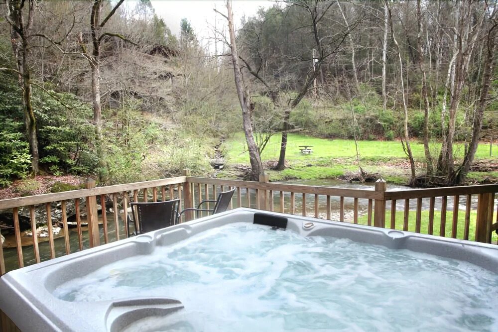 Brook Trout Chalet, 2 Bedrooms, Sleeps 9, On the Water