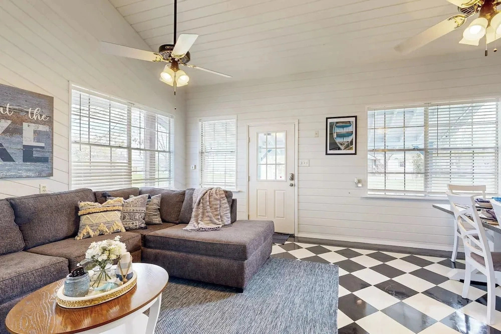 3BR Nautical Home w/ Paddleboard, Walk to Lake