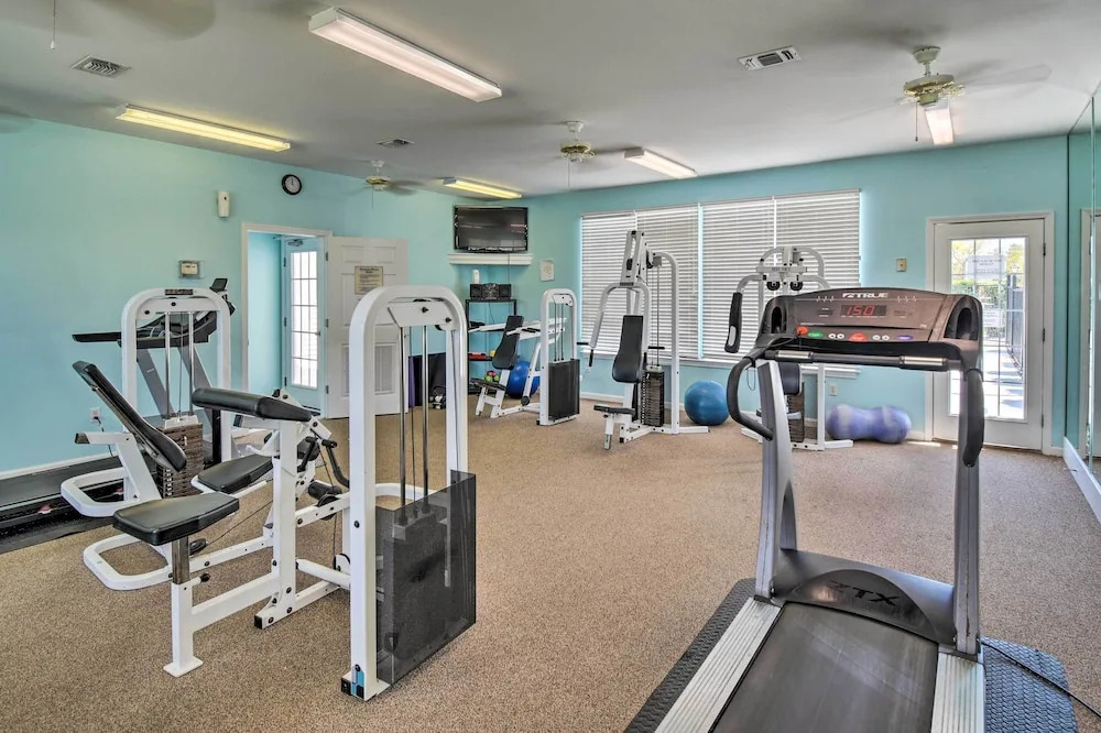 5 Mi to Beach: Gulf Shores Condo w/ Perks!