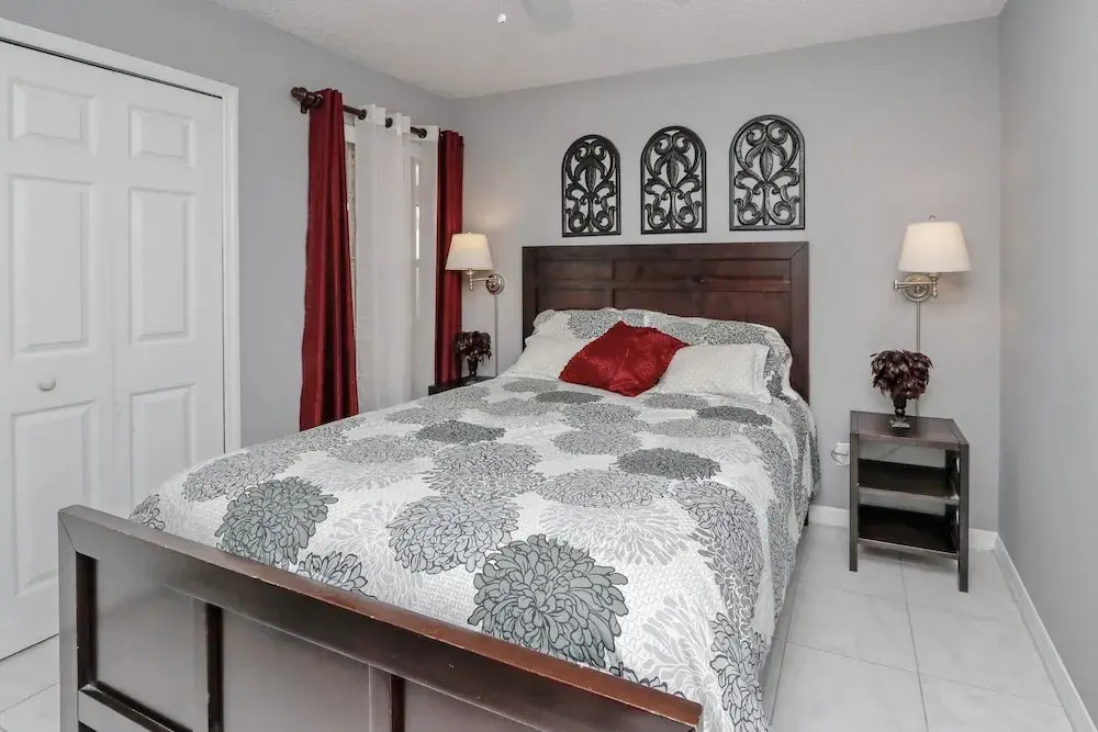 ​Near Theme Parks! Potter's Castle! Gorgeous, 3 BR's, Sleeps 8, Pool!