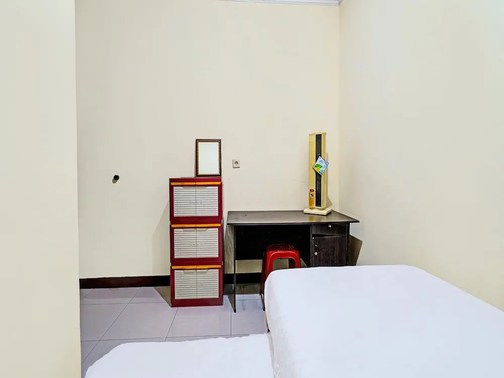OYO Life 92546 Kost Merah Bojongsoang Syariah