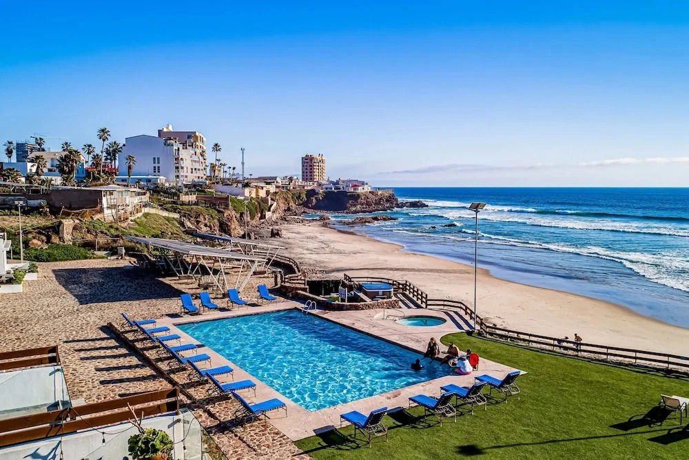 Dog-friendly Suite With Hot Tub, Kitchenette, Heated Outdoor Pool, Private Patio