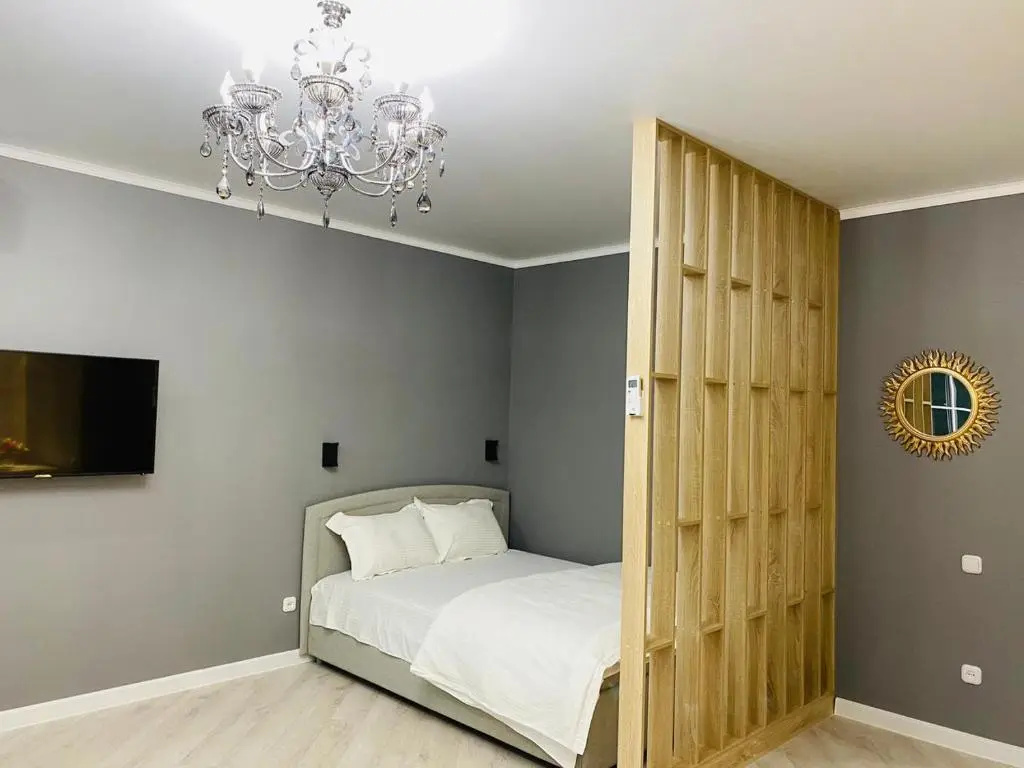LUX 6 MKR dizajnerskaja komfortnaja studija s panoramnymi dver'mi i bol'shoj lodzhiej