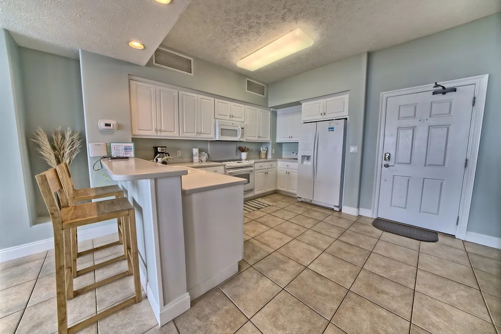 Spectacular Gulf front Condo with Beach and Picnic Area Access - Unit 1406 by RedAwning