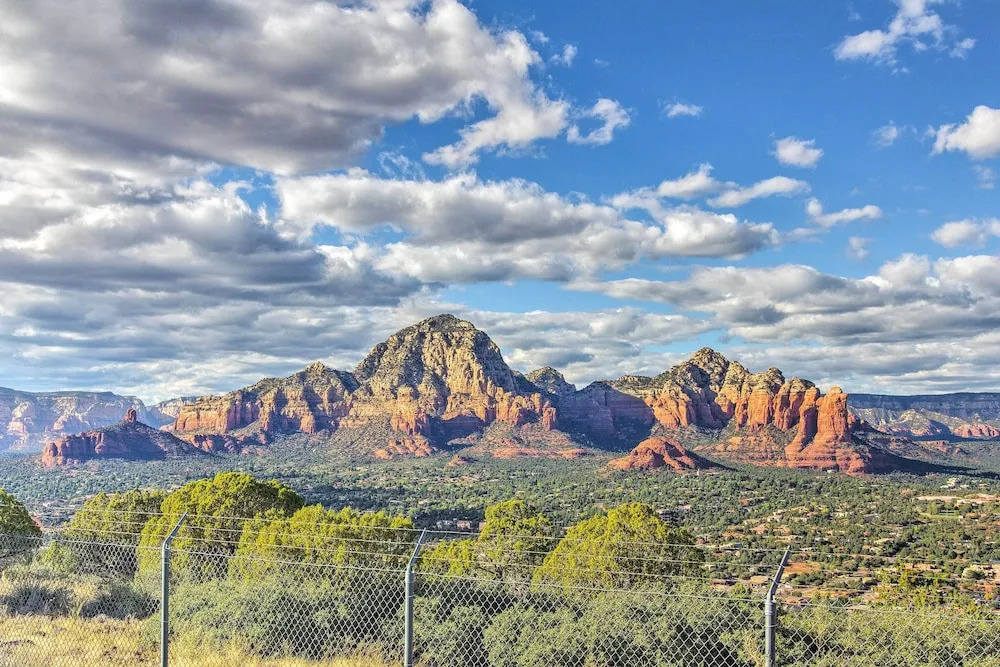 Romantic Sedona Suite w/ Patio < 1 Mi to Trails