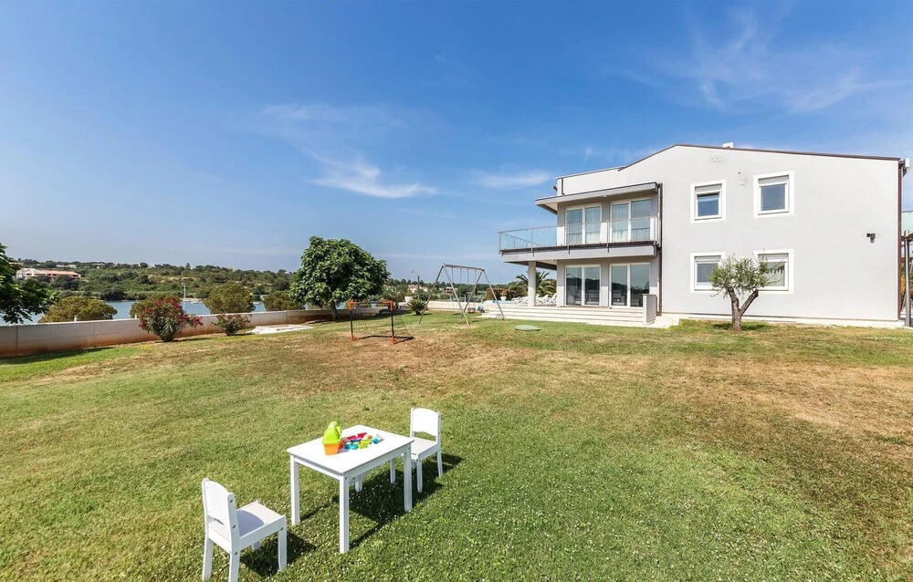 Amazing Apartment in Banjole With Outdoor Swimming Pool, Wifi and 2 Bedrooms