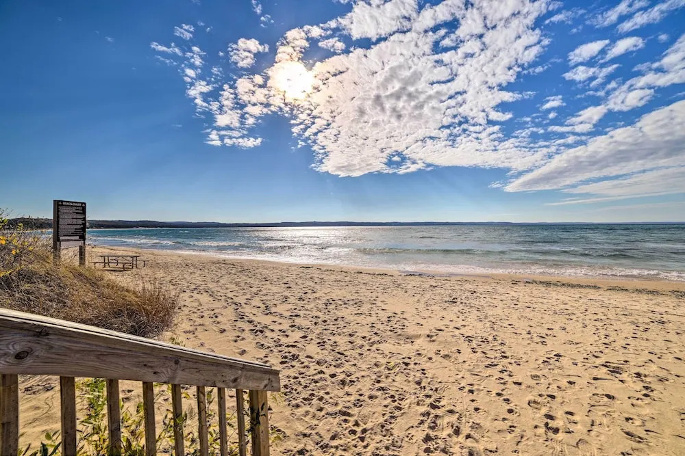 Harbor Springs Condo w/ Fireplace Near Skiing!