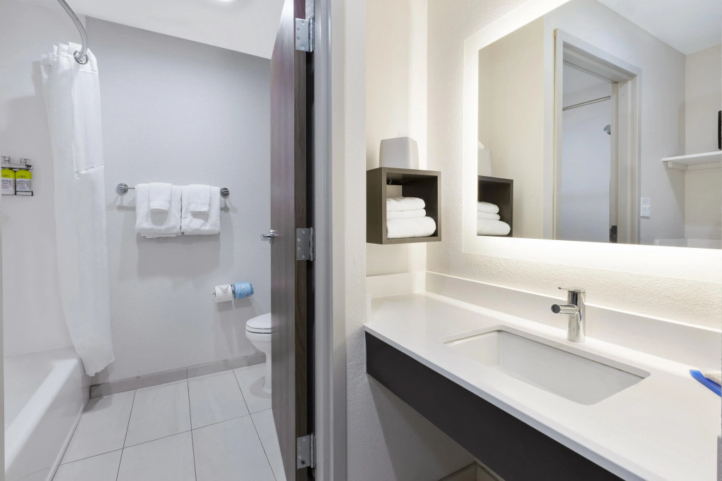 Holiday Inn Express Detroit-Warren/General Motors Technology Center by IHG