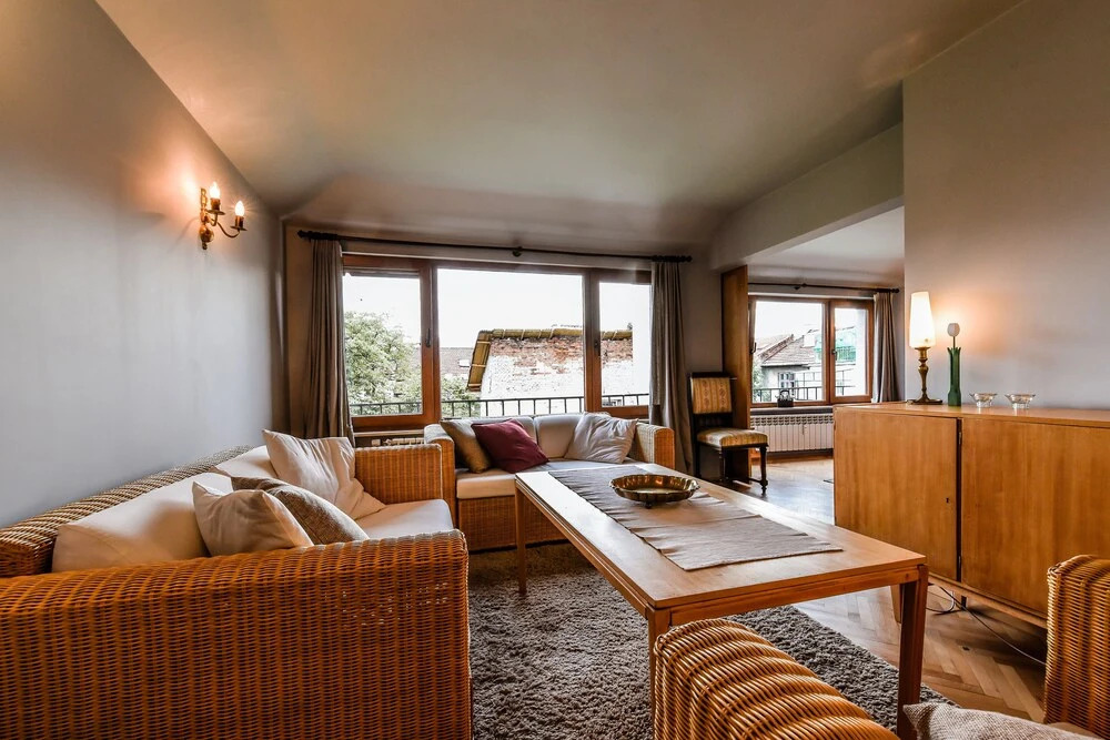 FM Luxury 3-BDR Apartment - 3 Levelled Home