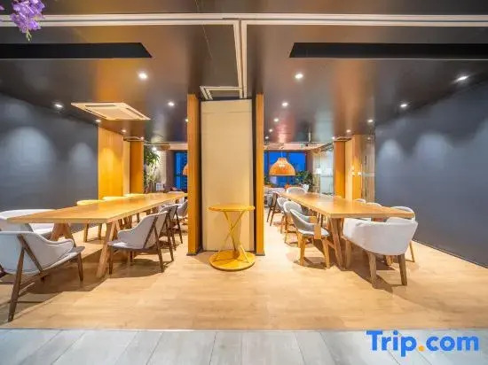 Yuelan Holiday Hotel (Urumqi High-Speed Railway Station)