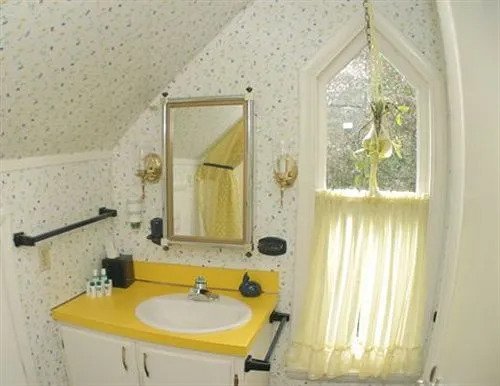 Gelinas Manor Victorian Bed & Breakfast