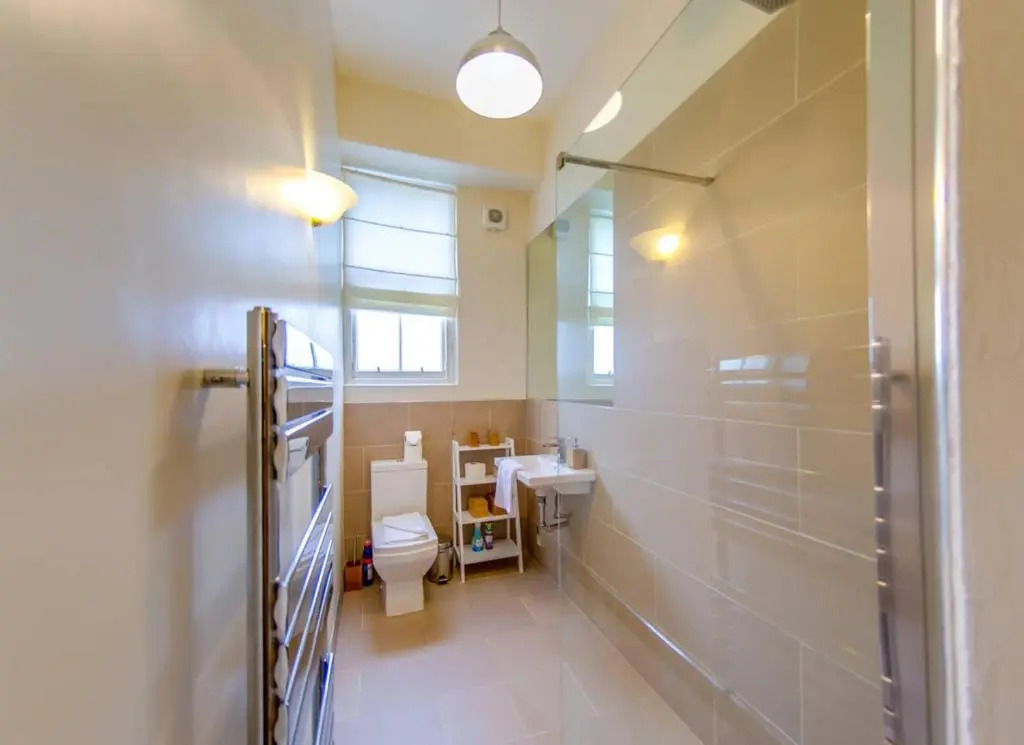 Spacious 3BR Apt moments from the Meadows & Old Town