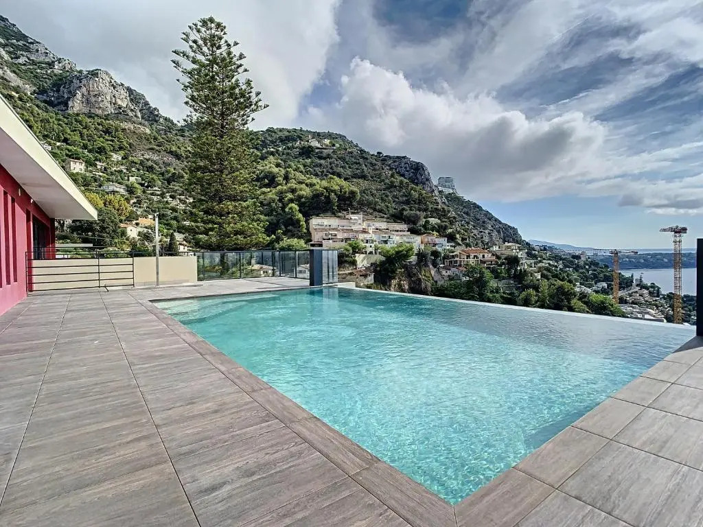 2br apartment with parking near Monaco