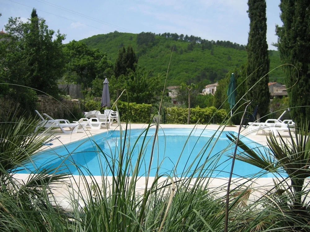 Courry Gem: Pool & Charm