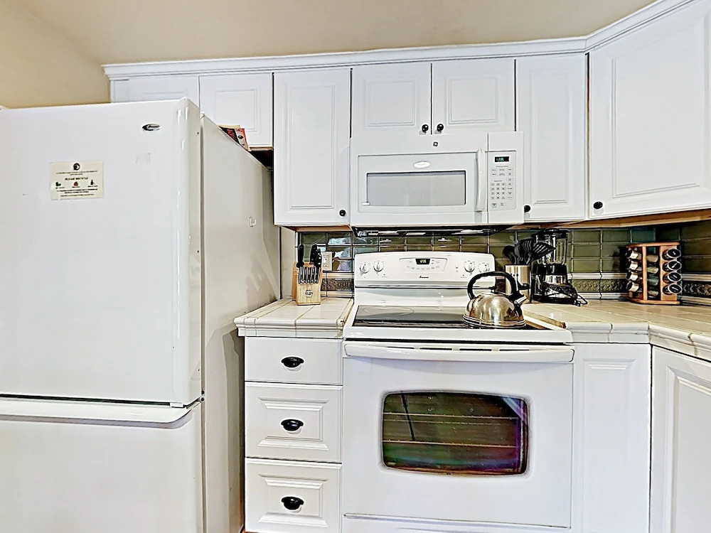 Mountain-view W/ Pool & Hot Tub, Near Skiing 2 Bedroom Condo