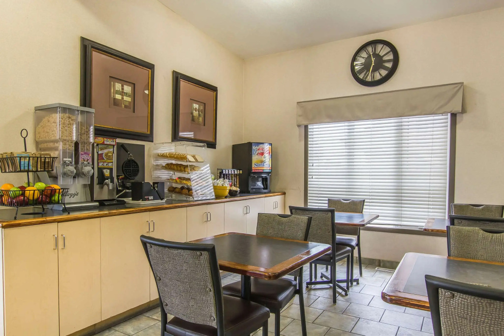 Econo Lodge Inn & Suites