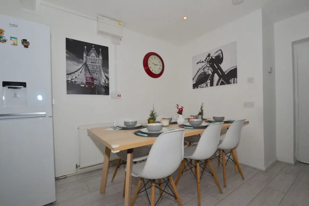 Charming 5-bed House in City Center and Car Park