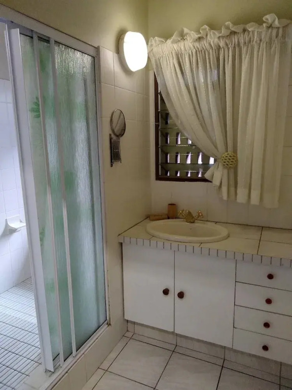 Tranquil Beach House in Southbroom Are, Marina Beach, With Stunning Lagoon Views