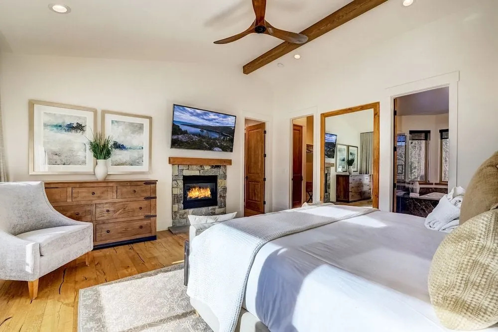Luxe Mountain Chalet - Hot Tub, Man Cave, Foosball, Peloton