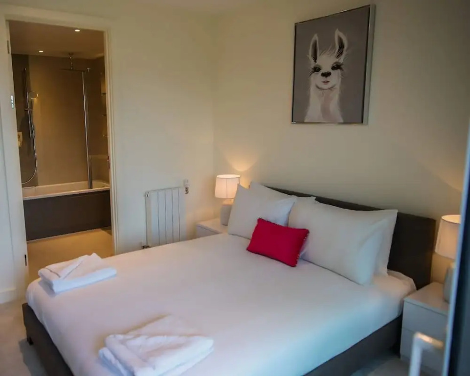 Thames View 2 Bed Apartment With Balcony