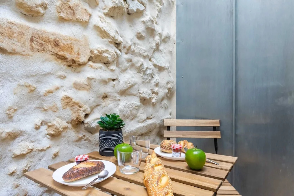 Modern Apartment in City Center for up to 4 Guests!