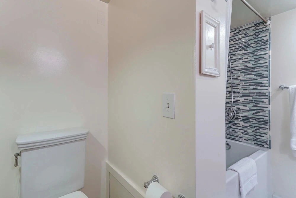Walkable Green Lake Studio w/ Fireplace