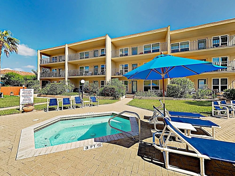 New Listing! Isle Gem: Pools, Spa - 2 Mins to Sand condo