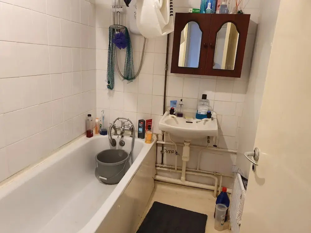 17 Spring Close Service Apartment