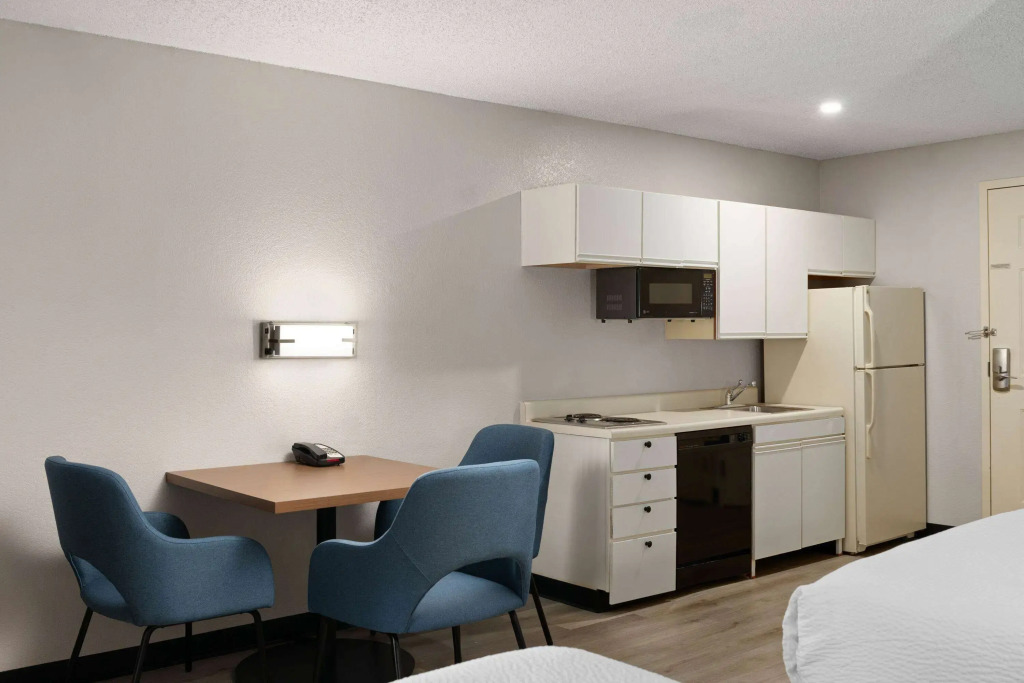 Days Inn & Suites by Wyndham Green Bay WI