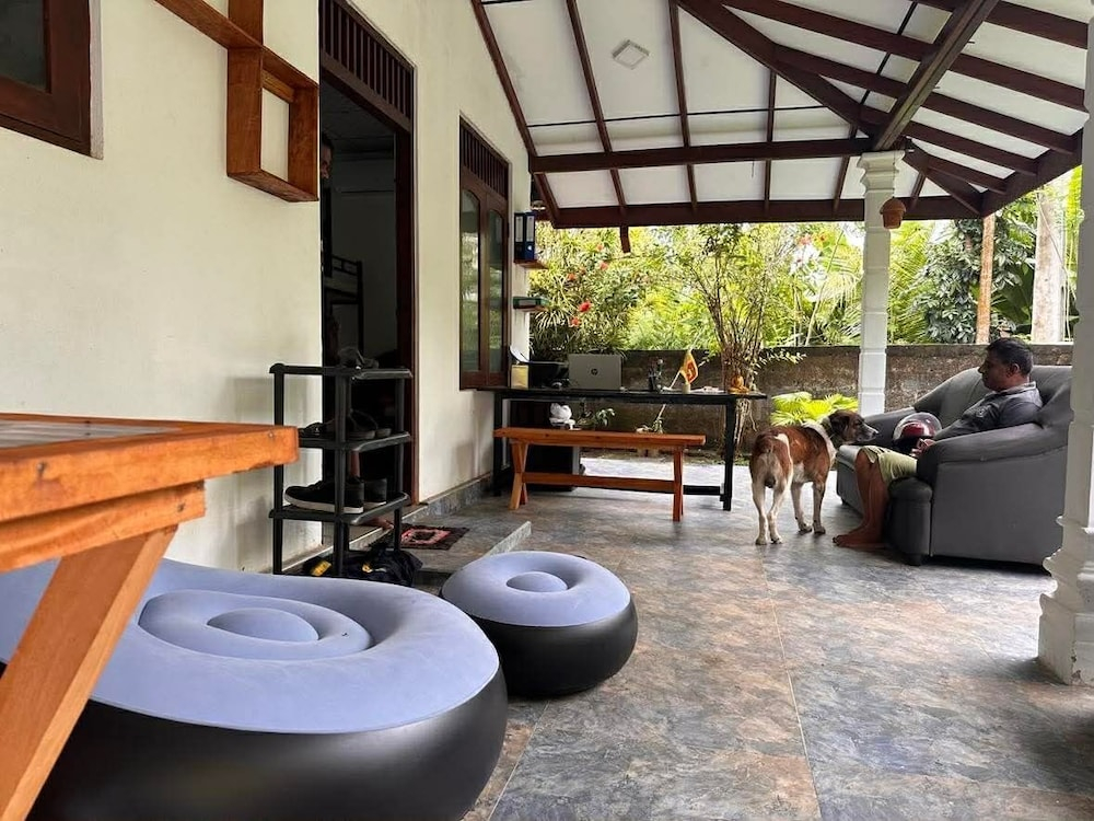 R BackPacker Hostel