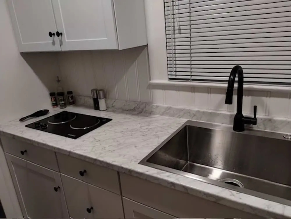 Deco Studio Retreat With Fireplace, Wifi, Queen Bed