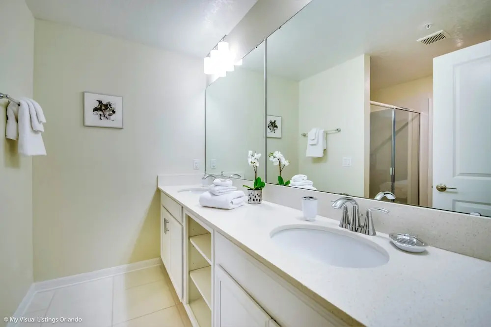 4714ct Amazing Story Lake Brand New Condo
