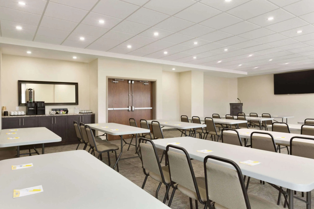 Days Inn & Suites by Wyndham Lindsay