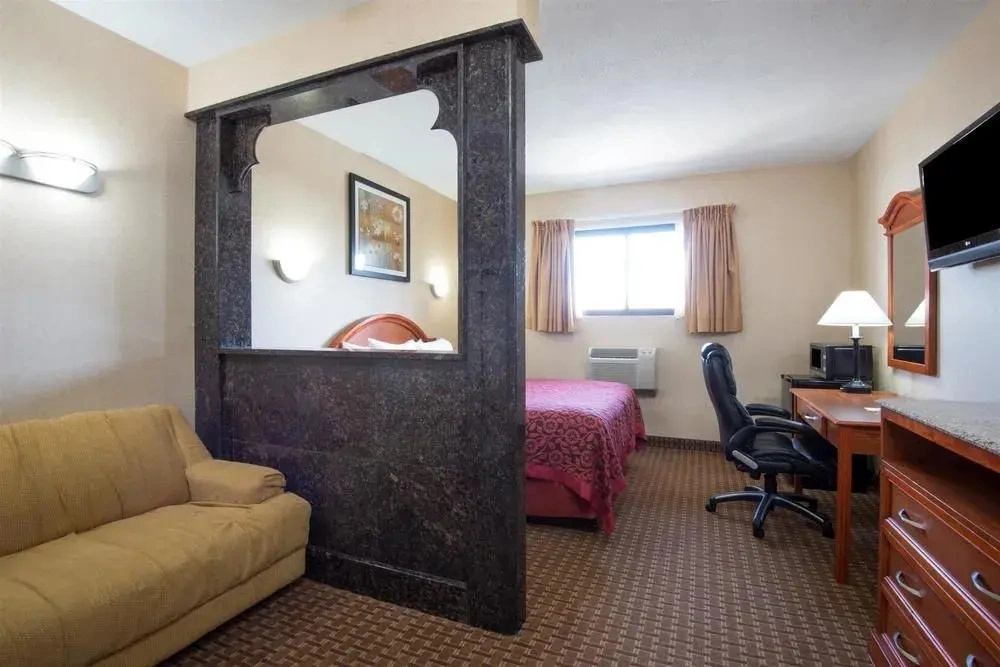 Days Inn by Wyndham Long Island/Copiague