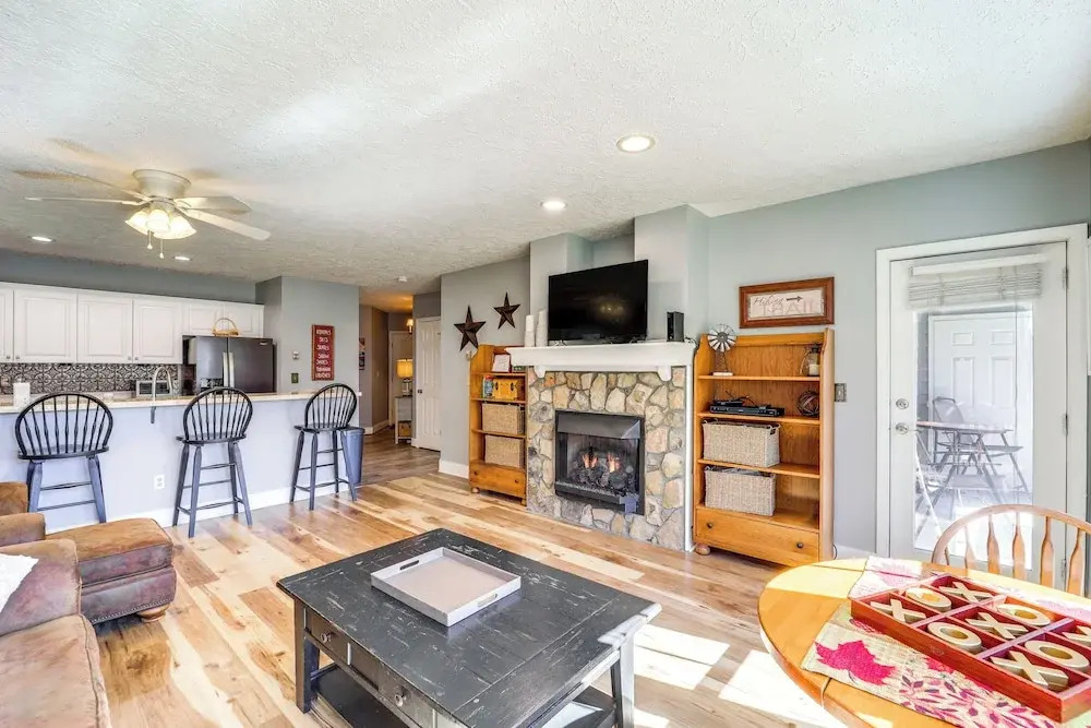 6 Mi to Skiing: Mtn-view Condo in Seven Devils