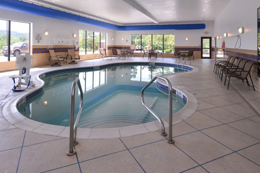 Holiday Inn Express & Suites Fairmont by IHG