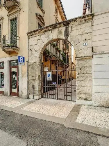 Arena Easy Suites Guesthouse