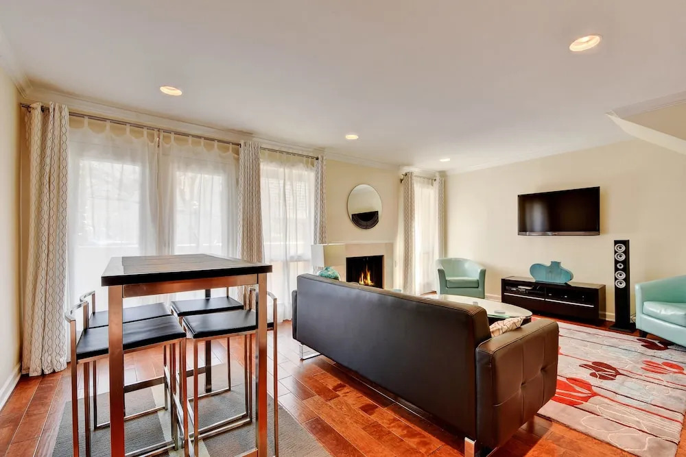 Downtown Austin Apt. W/ 2 Decks 1 Bedroom Condo