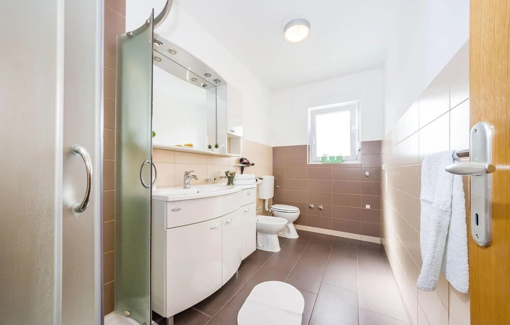 Nice Apartment in Zdrelac With Wifi, 2 Bedrooms and Outdoor Swimming Pool
