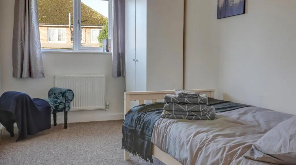 Low Cost, 4 Bed with Parking & Large Garden 03