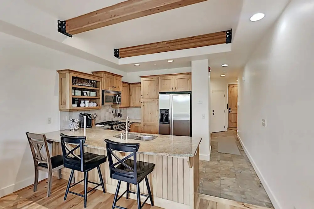 Private Hot Tub & Stunning Views, High Walkability 2 Bedroom Condo