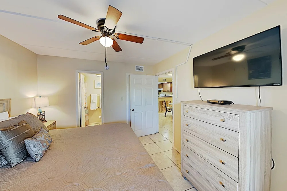 New Listing! All-suite - Pool, Walk To Waves 2 Bedroom Condo