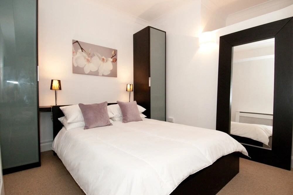 1 Bedroom Flat In Vibrant Earls Court