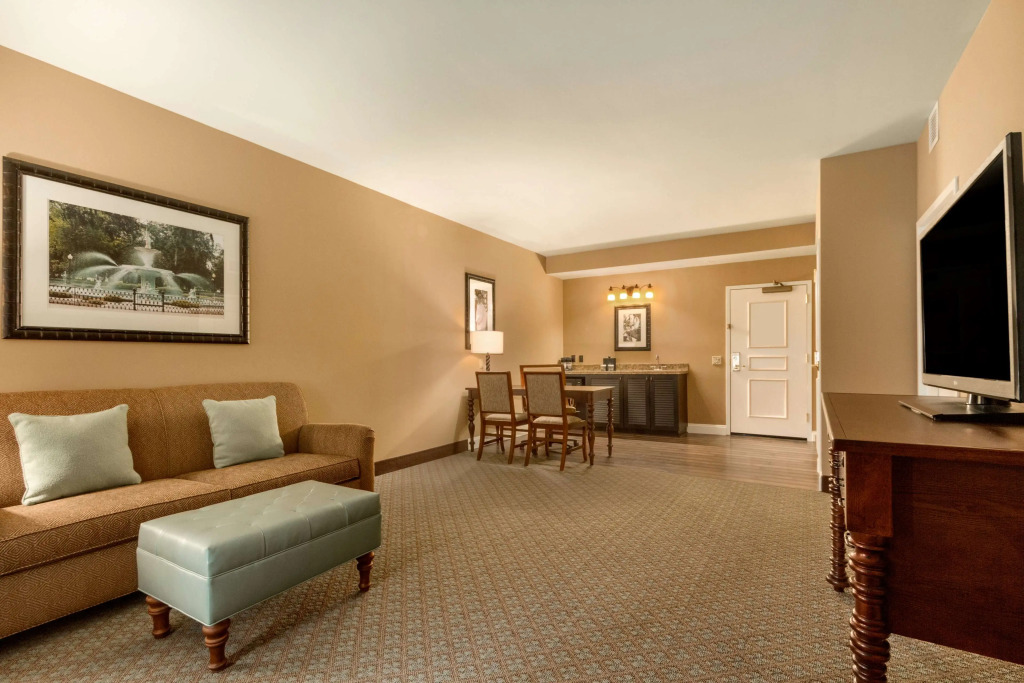 Embassy Suites Savannah Historic District