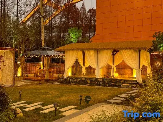 Tranquil Maple Residence Embracing Nature View Resort