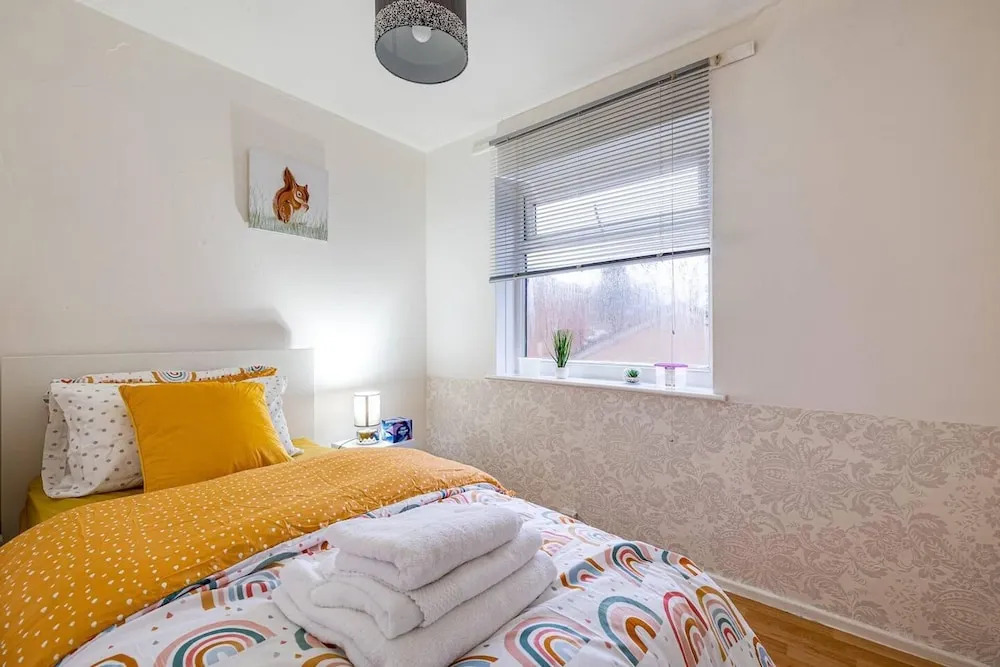 Lovely 2 Bedroom Apartment With Fireplace