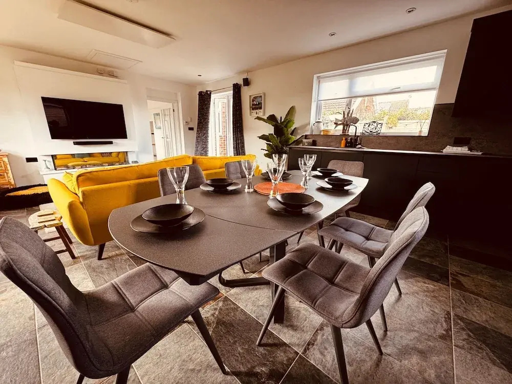 Luxury Adult-only 2-bedroom Bungalow With Hot Tub