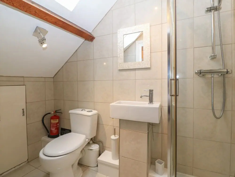 Apartment 2, Gorwel Glas