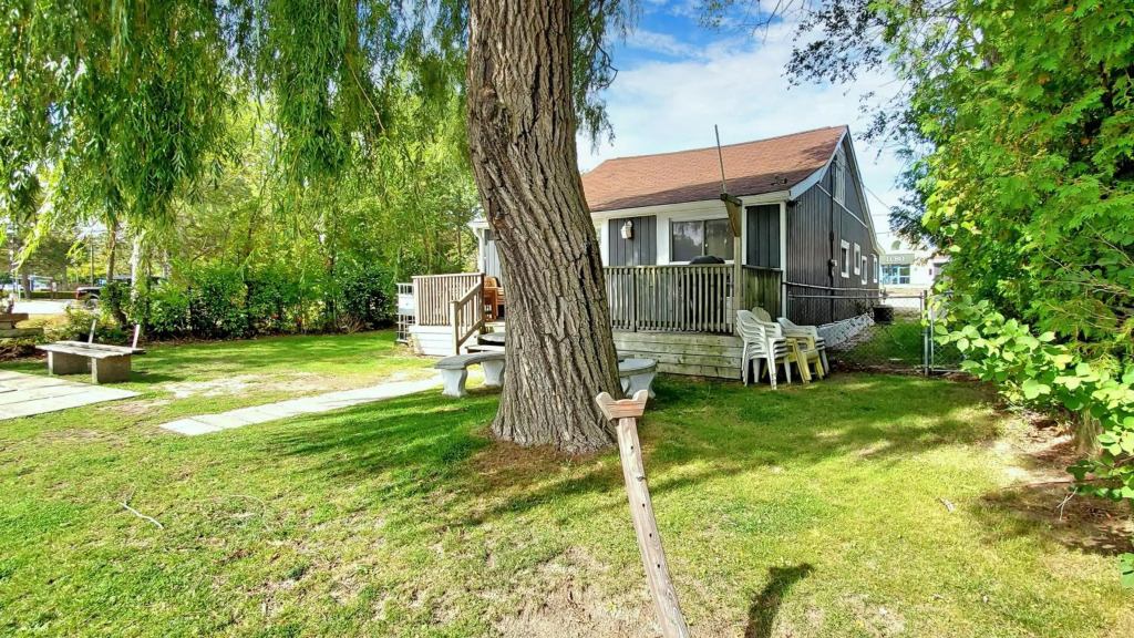 Main Beach River Retreat - Wasaga Beach 1 - Main Strip - 95 Mosley St
