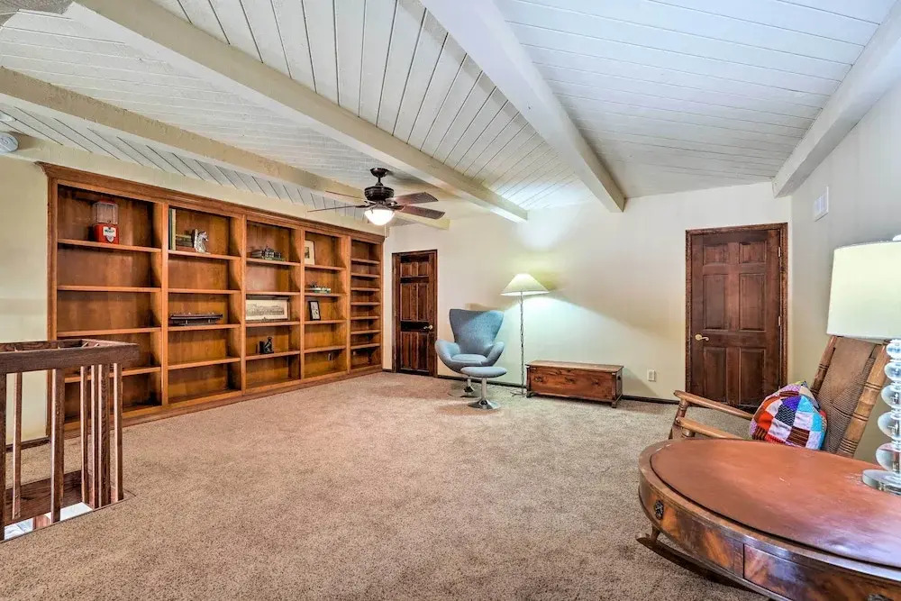 Pool & Putting Green: Group Getaway in Glendale